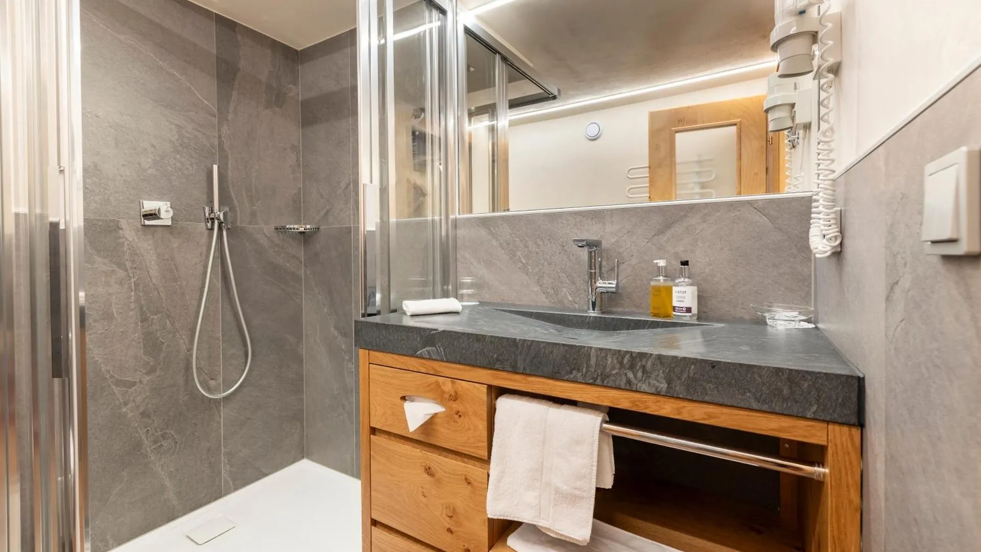 Hotel Jaegerhof Ischgl 4*,  Austria
